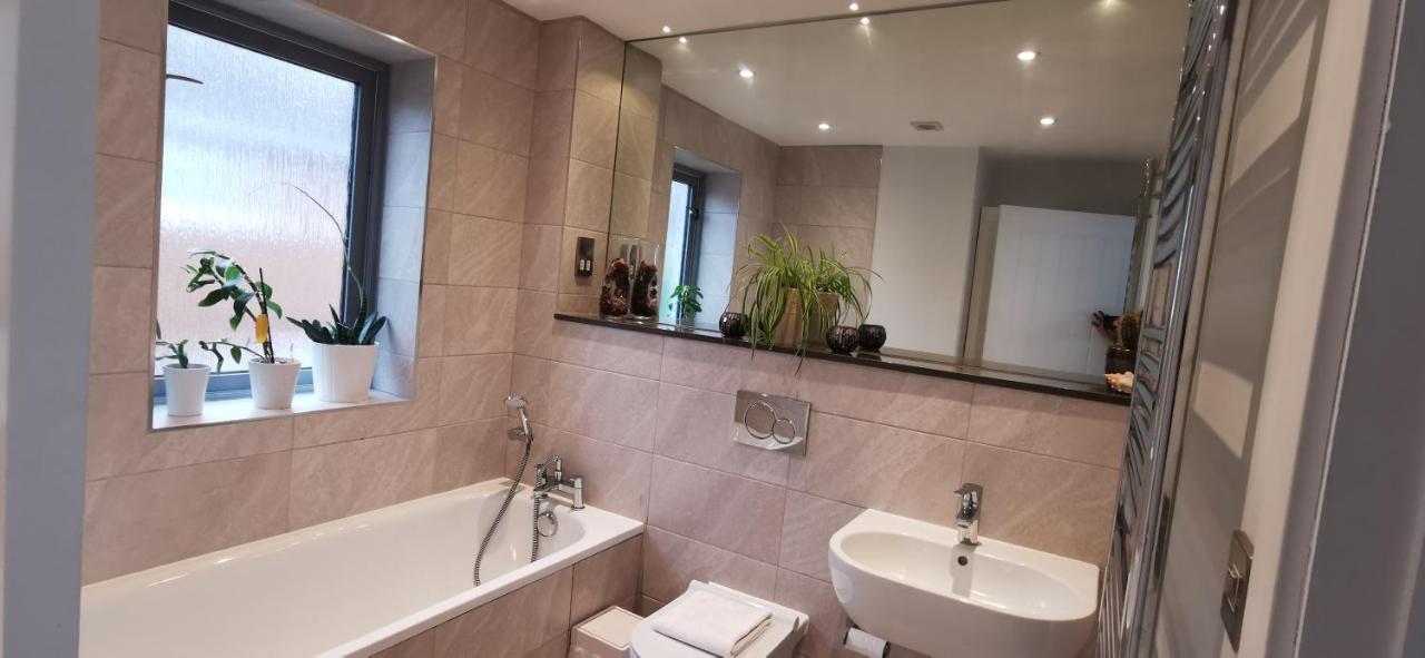 Modern City Centre House With Free Parking Canterbury Esterno foto