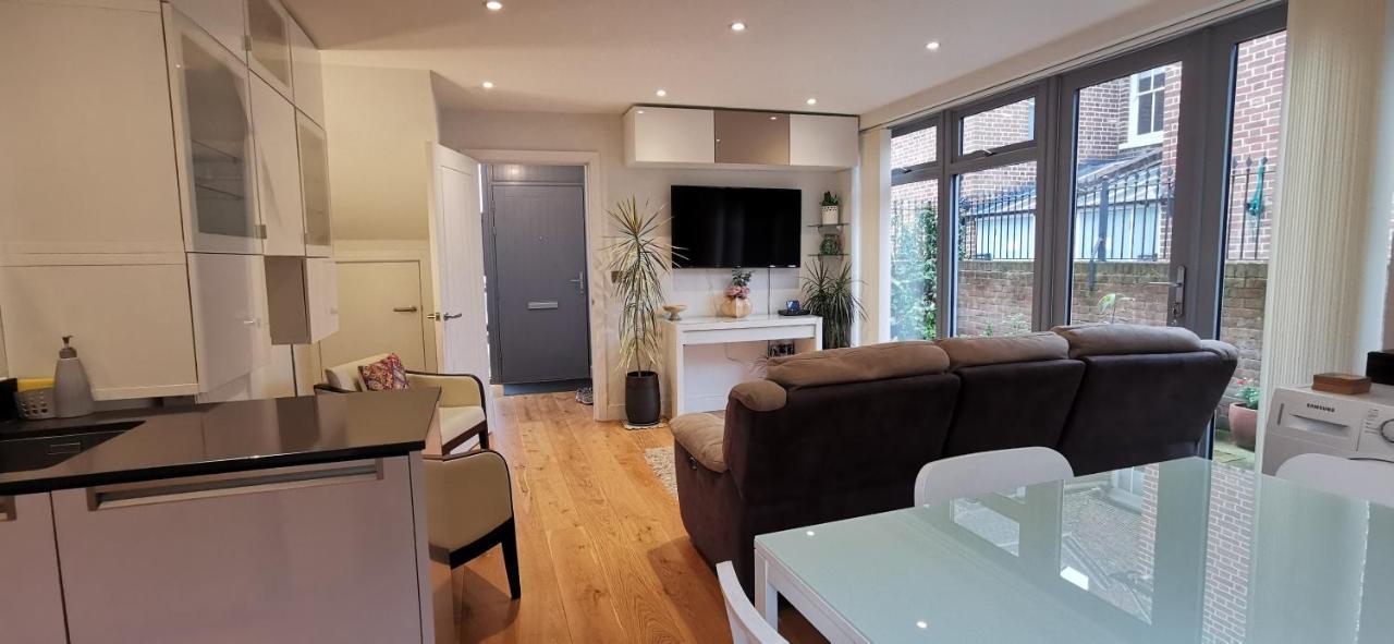 Modern City Centre House With Free Parking Canterbury Esterno foto