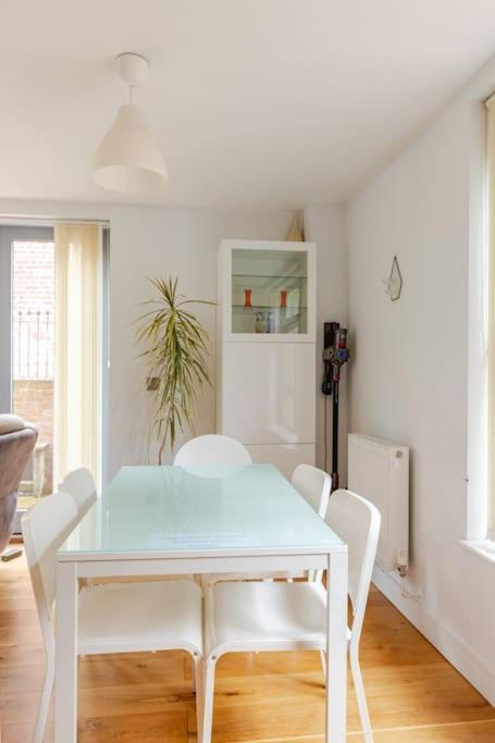 Modern City Centre House With Free Parking Canterbury Esterno foto
