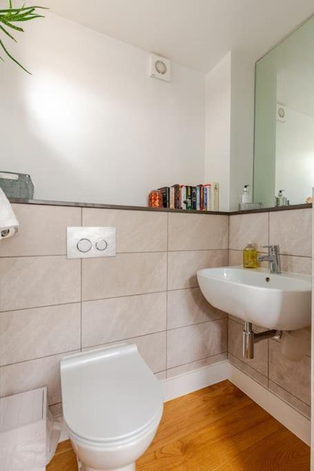 Modern City Centre House With Free Parking Canterbury Esterno foto