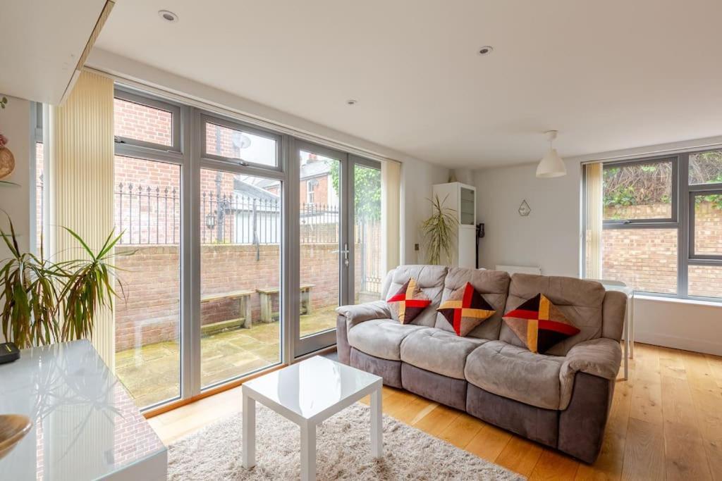 Modern City Centre House With Free Parking Canterbury Esterno foto