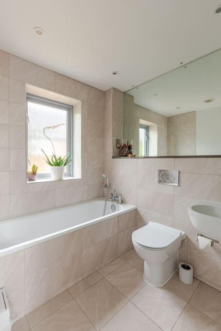 Modern City Centre House With Free Parking Canterbury Esterno foto