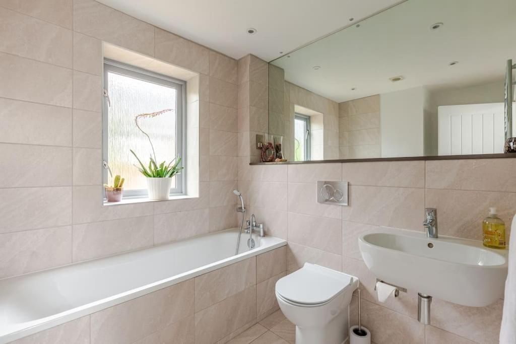 Modern City Centre House With Free Parking Canterbury Esterno foto