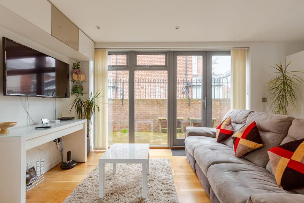 Modern City Centre House With Free Parking Canterbury Esterno foto